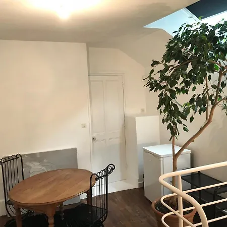 Logement Dans Un Ecrin De Verdure *