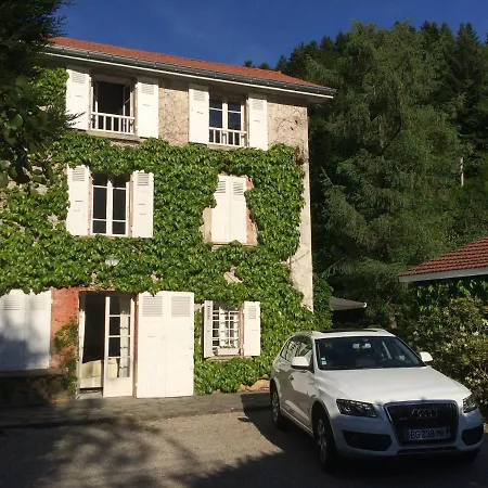 Logement Dans Un Ecrin De Verdure *